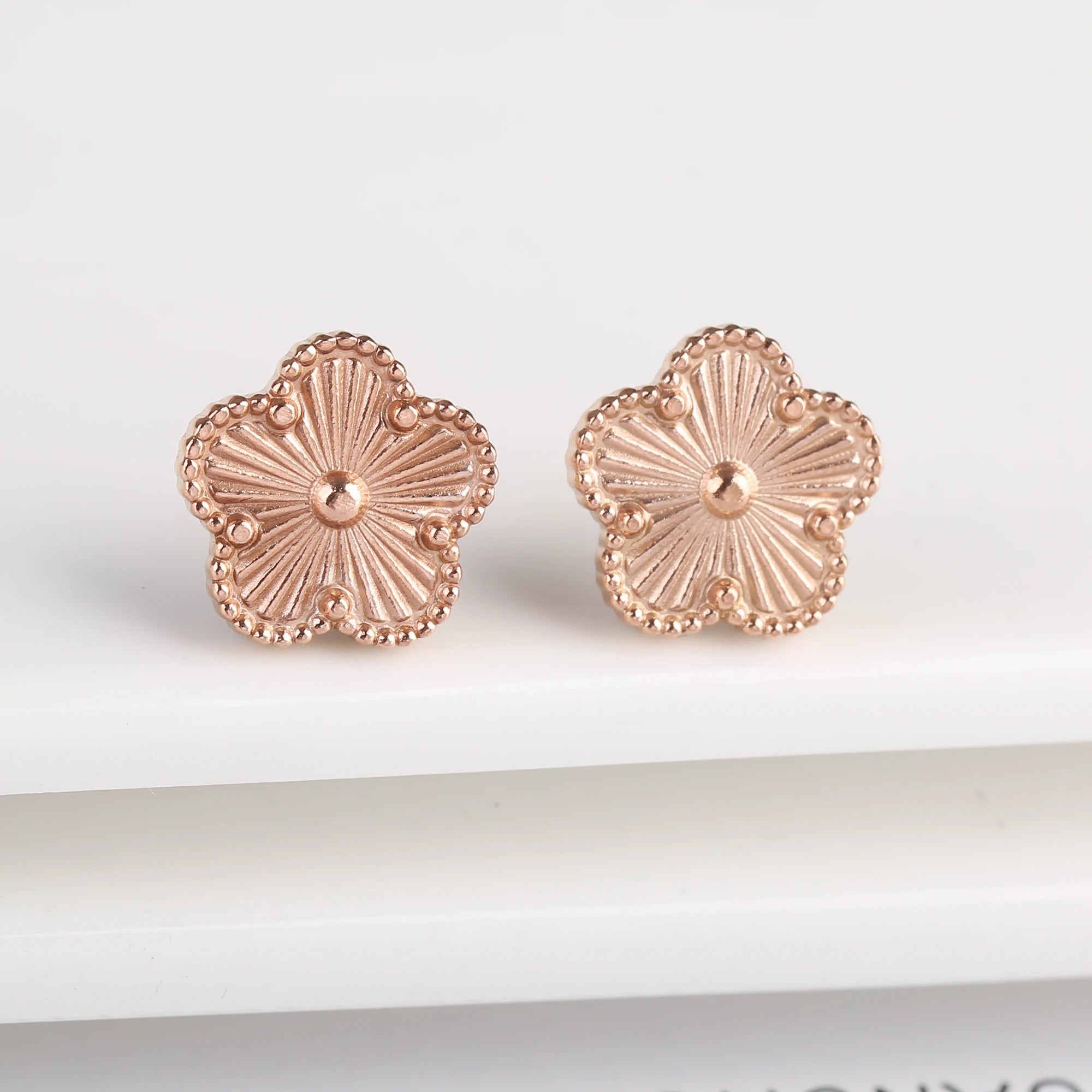 أقراط Van Cleef & Arpels بتصميم زهرة خماسية الأوراق