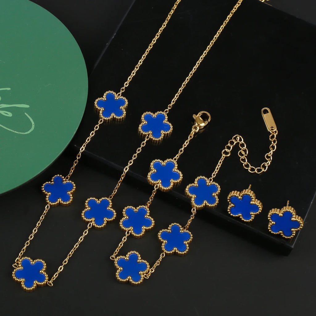 Van Cleef & Arpels طقم مجوهرات بنقوش زهور خماسية الأوراق