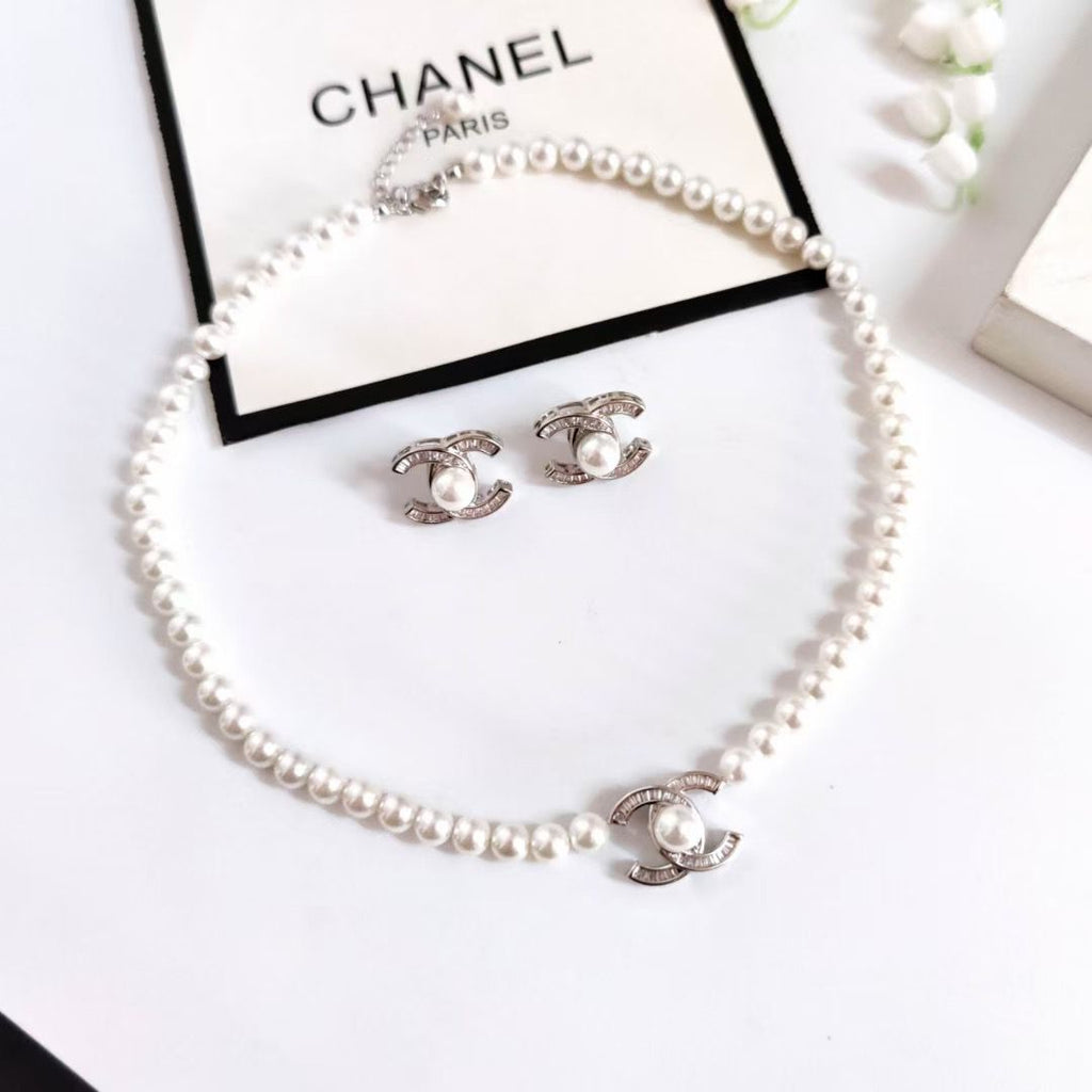 عقد وأقراط CHANEL